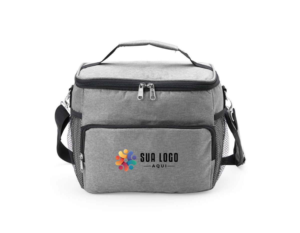 Leve praticidade e estilo para seu dia com esta incrível bolsa térmica de poliéster! Com dois compartimentos + um bolso telado internamente, ela oferece a capacidade perfeita para manter suas refeições e bebidas fresquinhas onde quer que você vá. O revestimento térmico em PEVA atóxico, com costura soldada, garante um isolamento impecável e à prova de vazamentos. Equipada com alça de mão e alça transversal ajustável e removível, essa bolsa é versátil e confortável para qualquer ocasião. Os bolsos laterais telados completam o design, oferecendo ainda mais espaço para os pequenos itens essenciais. Ideal para quem busca praticidade sem abrir mão do charme!