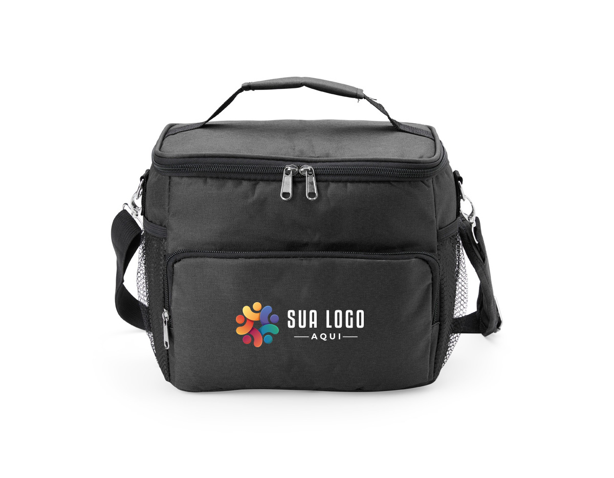 Leve praticidade e estilo para seu dia com esta incrível bolsa térmica de poliéster! Com dois compartimentos + um bolso telado internamente, ela oferece a capacidade perfeita para manter suas refeições e bebidas fresquinhas onde quer que você vá. O revestimento térmico em PEVA atóxico, com costura soldada, garante um isolamento impecável e à prova de vazamentos. Equipada com alça de mão e alça transversal ajustável e removível, essa bolsa é versátil e confortável para qualquer ocasião. Os bolsos laterais telados completam o design, oferecendo ainda mais espaço para os pequenos itens essenciais. Ideal para quem busca praticidade sem abrir mão do charme!