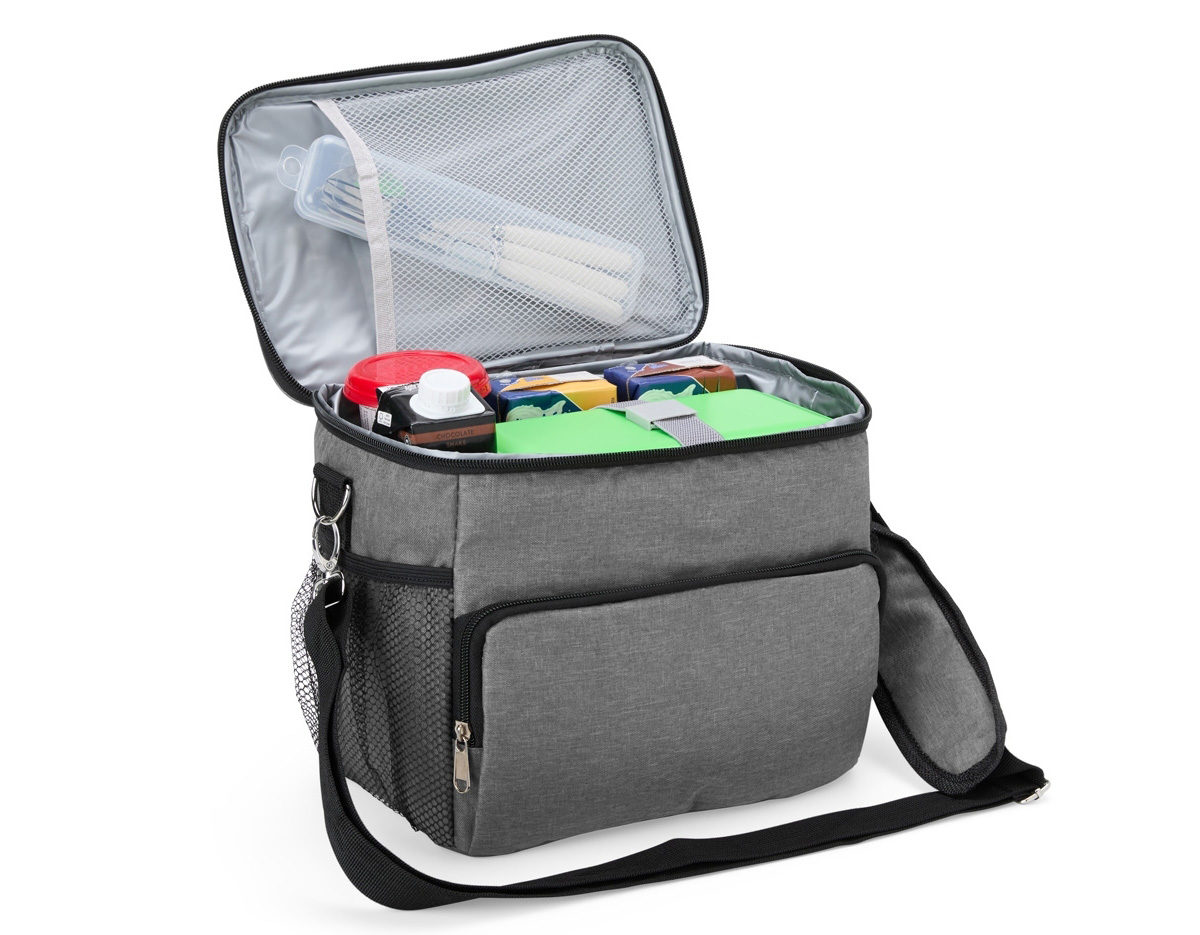 Leve praticidade e estilo para seu dia com esta incrível bolsa térmica de poliéster! Com dois compartimentos + um bolso telado internamente, ela oferece a capacidade perfeita para manter suas refeições e bebidas fresquinhas onde quer que você vá. O revestimento térmico em PEVA atóxico, com costura soldada, garante um isolamento impecável e à prova de vazamentos. Equipada com alça de mão e alça transversal ajustável e removível, essa bolsa é versátil e confortável para qualquer ocasião. Os bolsos laterais telados completam o design, oferecendo ainda mais espaço para os pequenos itens essenciais. Ideal para quem busca praticidade sem abrir mão do charme!