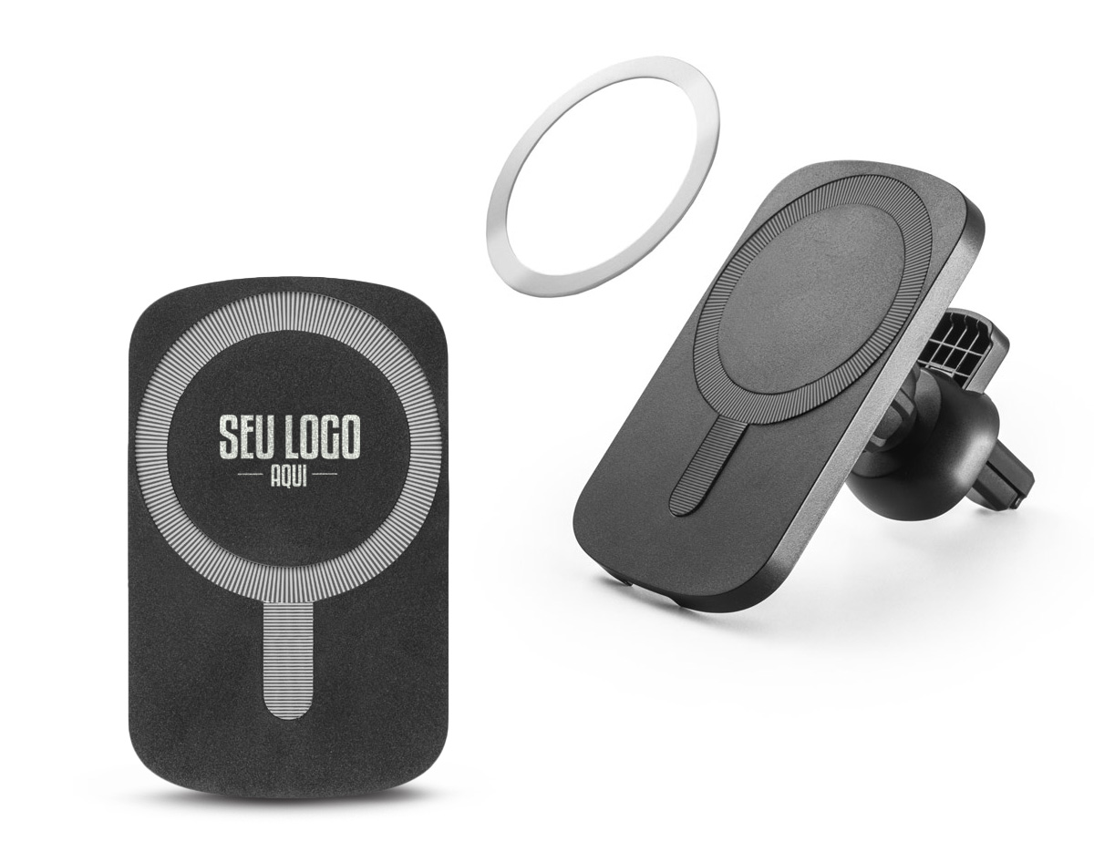 Suporte de carro com carregador magnético wireless rápido, feito de ABS reciclado e silicone. Fixação na ventilação do carro com clipe, entrada USB-C e cabo USB-A/USB-C para carregamento de até 15W. Inclui grip magnético extra para smartphones sem tecnologia de carregamento sem fio. Compatível com dispositivos que suportam carregamento wireless. Ideal para viagens seguras com o smartphone.