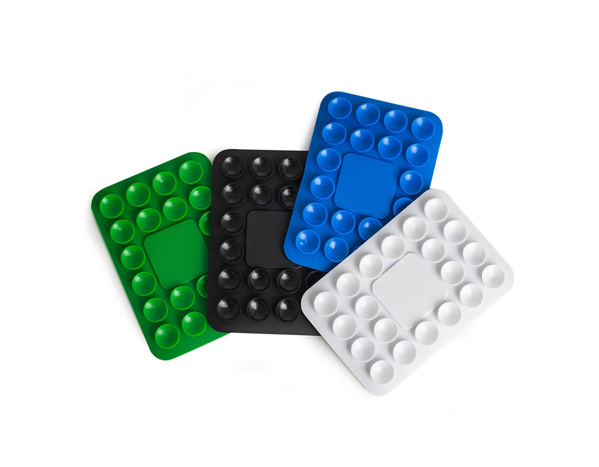 Libere o uso das mãos e utilize nossa ventosa para fixar celulares em superfícies lisas. Produzida em PVC flexível, conta com 20 ventosas que garantem a fixação dos celulares em superfícies como mesas, espelhos, janelas e até no carro, sem a necessidade de ferramentas extras. Basta remover o adesivo 3M, colá-lo no celular e fixá-lo na superfície. Além de sua praticidade, o suporte oferece um espaço exclusivo para personalização, tornando-se uma excelente opção para divulgar a marca do cliente.