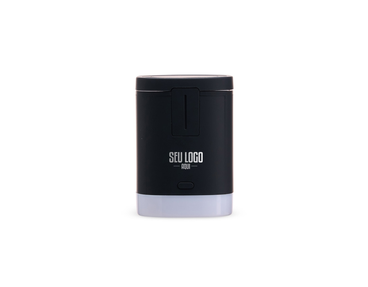 A base de carregamento 3 em 1 é uma solução prática e eficiente para carregar celular, fones e relógio simultaneamente, desde que os dispositivos possuam tecnologia QI. Com indução, ela oferece praticidade e organização. O LED RGB da base apresenta dois modos de iluminação: luz branca e uma alternância entre vermelho, verde e azul. A base não armazena energia e precisa estar conectada ao cabo tipo-C incluso para funcionar corretamente. Ideal para quem busca praticidade no dia a dia.