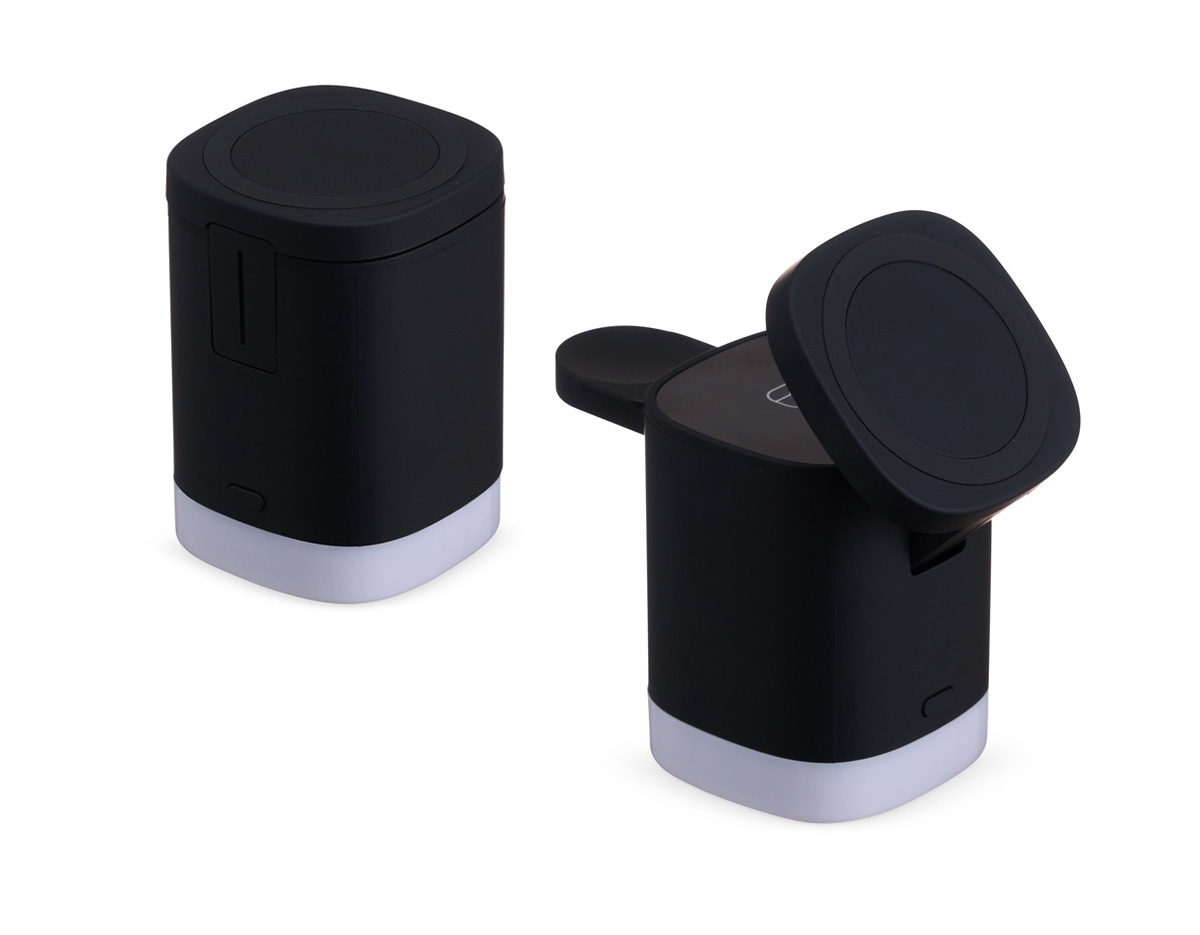 A base de carregamento 3 em 1 é uma solução prática e eficiente para carregar celular, fones e relógio simultaneamente, desde que os dispositivos possuam tecnologia QI. Com indução, ela oferece praticidade e organização. O LED RGB da base apresenta dois modos de iluminação: luz branca e uma alternância entre vermelho, verde e azul. A base não armazena energia e precisa estar conectada ao cabo tipo-C incluso para funcionar corretamente. Ideal para quem busca praticidade no dia a dia.