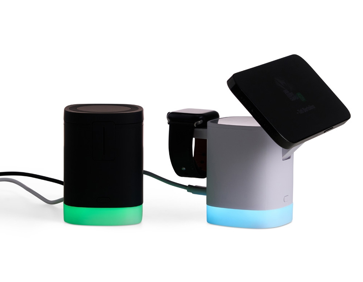 A base de carregamento 3 em 1 é uma solução prática e eficiente para carregar celular, fones e relógio simultaneamente, desde que os dispositivos possuam tecnologia QI. Com indução, ela oferece praticidade e organização. O LED RGB da base apresenta dois modos de iluminação: luz branca e uma alternância entre vermelho, verde e azul. A base não armazena energia e precisa estar conectada ao cabo tipo-C incluso para funcionar corretamente. Ideal para quem busca praticidade no dia a dia.