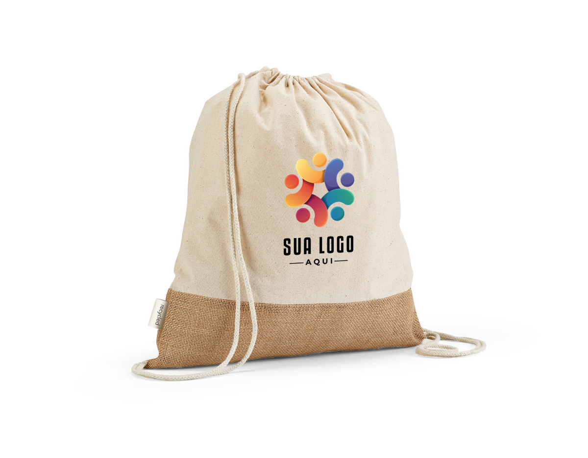 Sacola tipo mochila feita com 70% algodão reciclado e 30% poliéster reciclado (180 g/m²), com base em juta, proporcionando resistência e um design sustentável. Com alças ajustáveis, oferece praticidade para carregar seus itens de forma confortável, seja no dia a dia ou em atividades ao ar livre. A combinação de materiais reciclados garante uma opção ecológica, sem abrir mão da funcionalidade e durabilidade, ideal para quem busca uma escolha mais consciente.