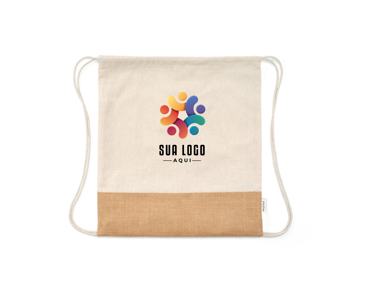 Sacola tipo mochila feita com 70% algodão reciclado e 30% poliéster reciclado (180 g/m²), com base em juta, proporcionando resistência e um design sustentável. Com alças ajustáveis, oferece praticidade para carregar seus itens de forma confortável, seja no dia a dia ou em atividades ao ar livre. A combinação de materiais reciclados garante uma opção ecológica, sem abrir mão da funcionalidade e durabilidade, ideal para quem busca uma escolha mais consciente.