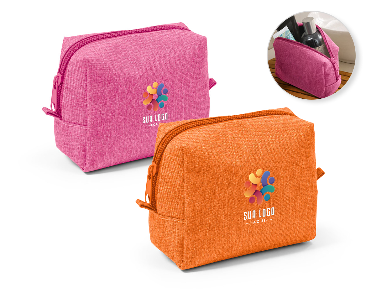 Bolsa para cosméticos confeccionada em tecido 300D de alta densidade, proporcionando durabilidade e resistência. Suas dimensões são 13,0cm x 11,0cm x 65 mm, oferecendo um espaço compacto e funcional para armazenar itens de higiene e beleza.