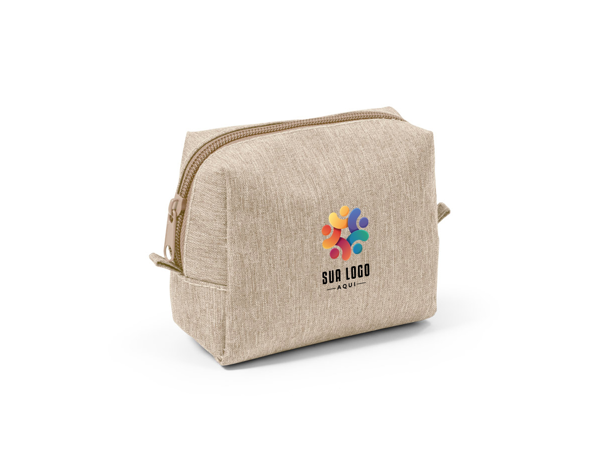 Bolsa para cosméticos confeccionada em tecido 300D de alta densidade, proporcionando durabilidade e resistência. Suas dimensões são 13,0cm x 11,0cm x 65 mm, oferecendo um espaço compacto e funcional para armazenar itens de higiene e beleza.