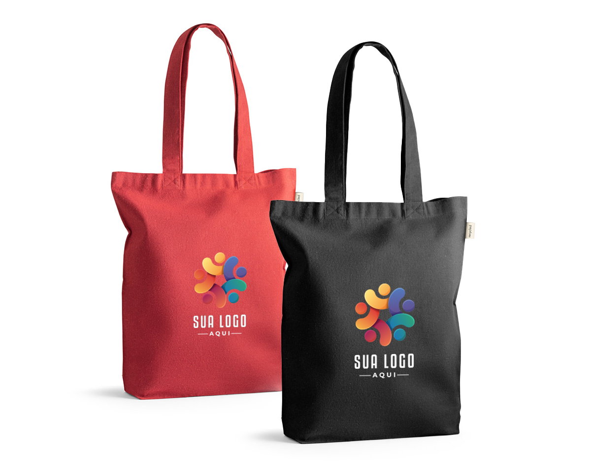 Sacola em 70% algodão reciclado e 30% poliéster reciclado (220g/m²), com alças de 65 cm. O tecido é sem tingimento, é utilizado na sua cor original, sem produtos químicos de tingimento ou branqueamento, contribuindo para um menor impacto ambiental. 380 x 420 x 100 mm