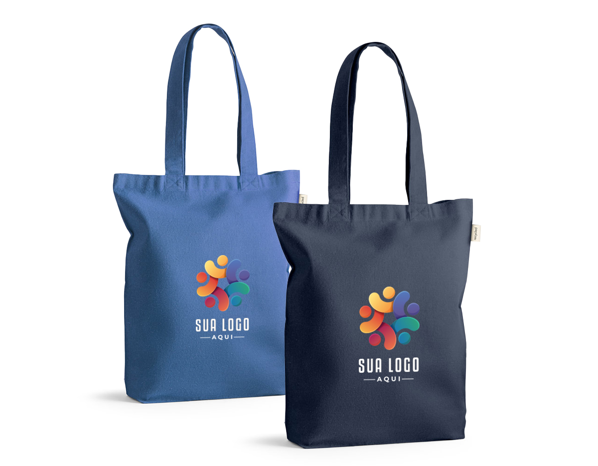 Sacola em 70% algodão reciclado e 30% poliéster reciclado (220g/m²), com alças de 65 cm. O tecido é sem tingimento, é utilizado na sua cor original, sem produtos químicos de tingimento ou branqueamento, contribuindo para um menor impacto ambiental. 380 x 420 x 100 mm