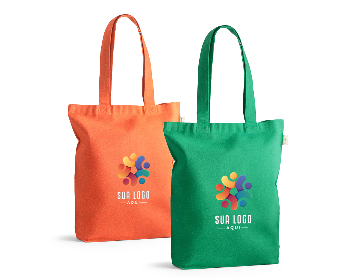 Sacola em 70% algodão reciclado e 30% poliéster reciclado (220g/m²), com alças de 65 cm. O tecido é sem tingimento, é utilizado na sua cor original, sem produtos químicos de tingimento ou branqueamento, contribuindo para um menor impacto ambiental. 380 x 420 x 100 mm
