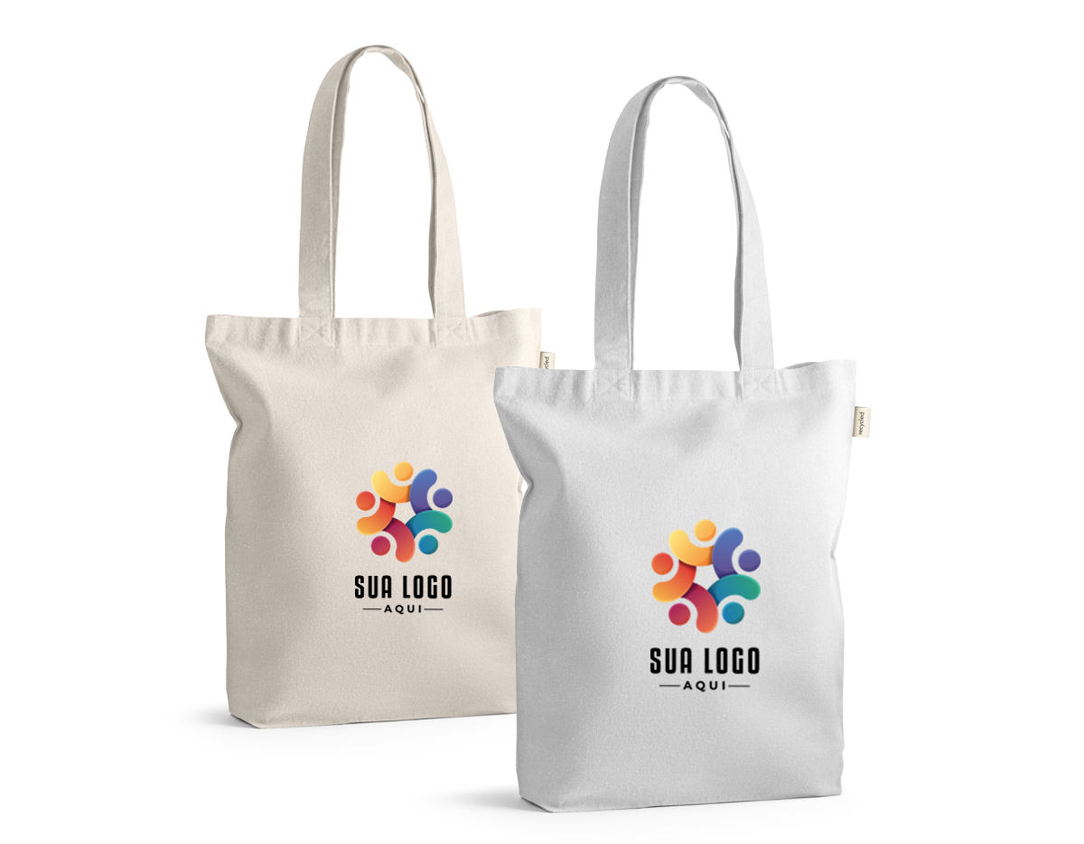 Sacola em 70% algodão reciclado e 30% poliéster reciclado (220g/m²), com alças de 65 cm. O tecido é sem tingimento, é utilizado na sua cor original, sem produtos químicos de tingimento ou branqueamento, contribuindo para um menor impacto ambiental. 380 x 420 x 100 mm