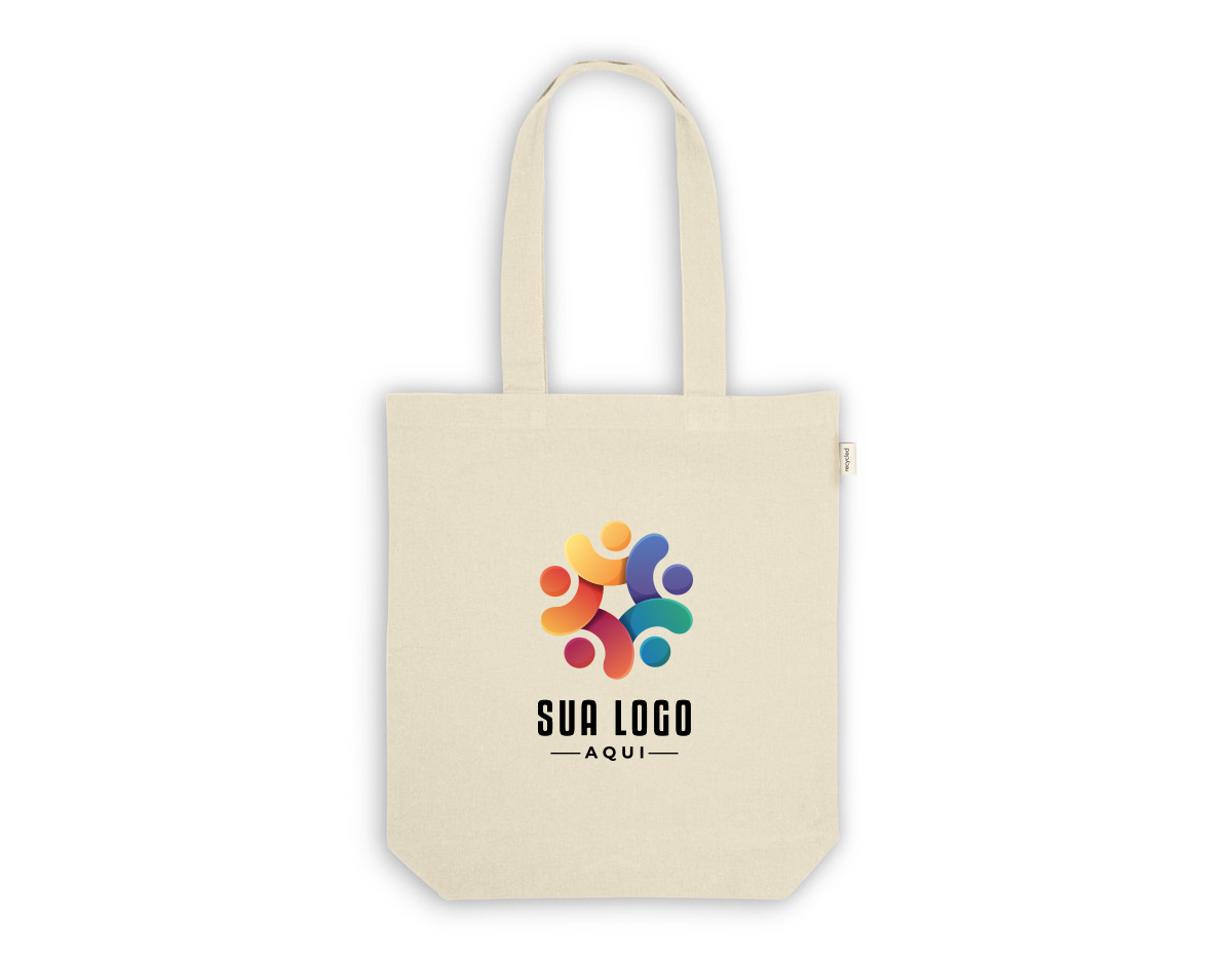 Sacola confeccionada em 100% algodão reciclado com gramatura de 220 g/m². Possui dimensões de 380 x 420 x 100 mm e alças resistentes de 65 cm, garantindo praticidade e durabilidade no transporte. Ideal para uso diário e sustentável.