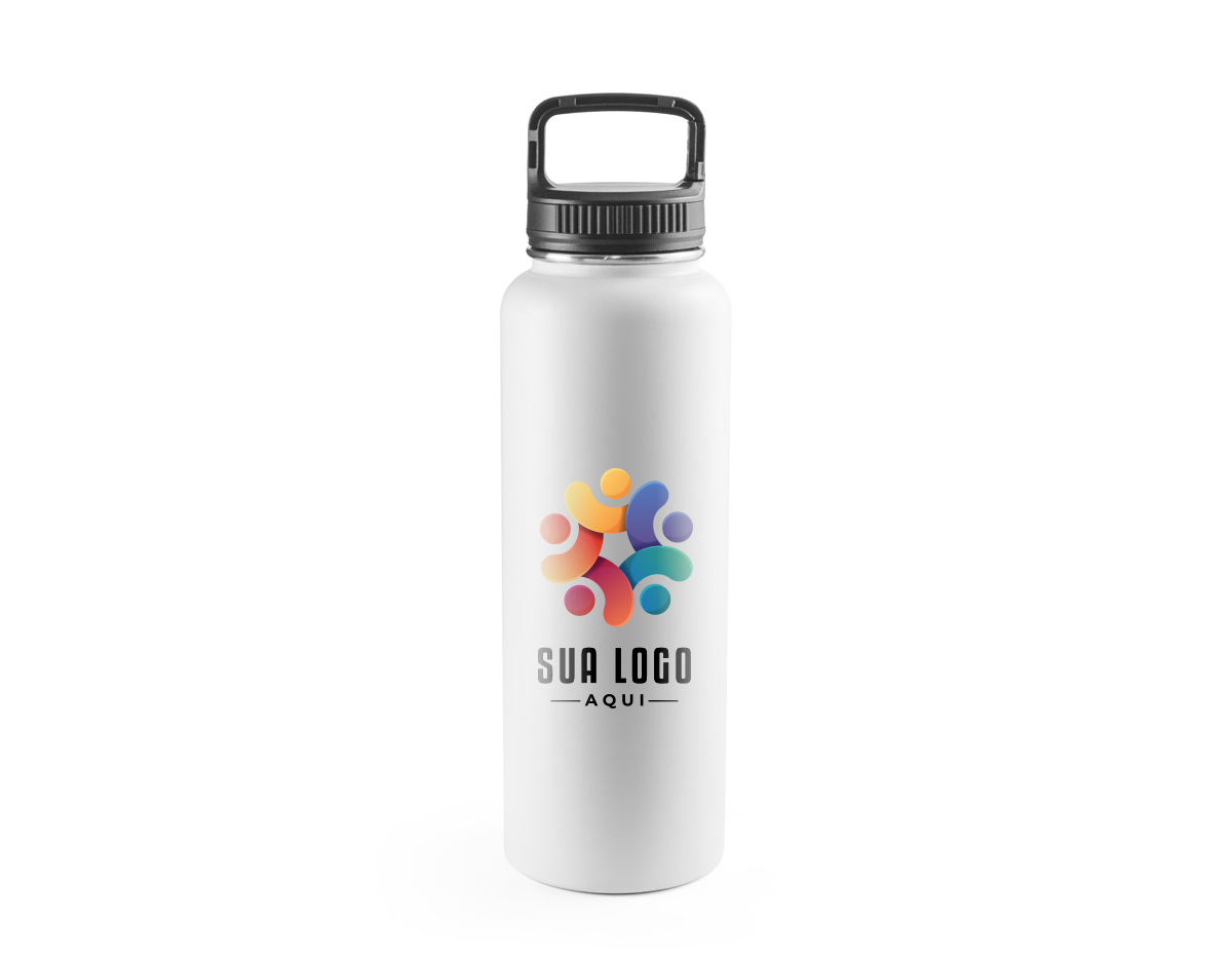 Garrafa esportiva em aço inox (90% reciclado) de parede dupla térmica, isolada a vácuo. Parede com revestimento em pó oferecendo mais durabilidade e resistência. Tampa com pega e um mosquetão que facilitam o transporte. Grande capacidade até 1.2 L. Fornecido em caixa presente de papel kraft. Certificação EU Food Grade. ø90 x 310 mm