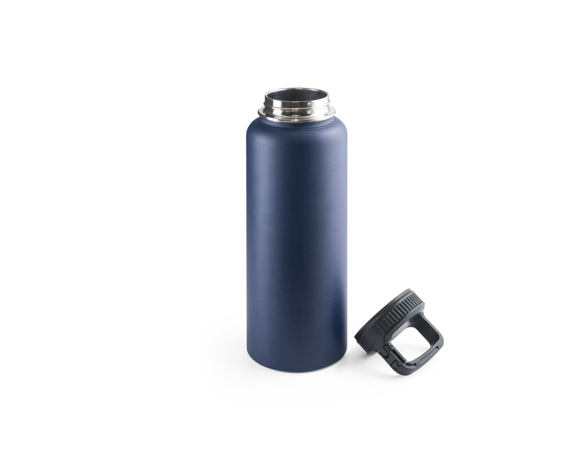 Garrafa esportiva em aço inox (90% reciclado) de parede dupla térmica, isolada a vácuo. Parede com revestimento em pó oferecendo mais durabilidade e resistência. Tampa com pega e um mosquetão que facilitam o transporte. Grande capacidade até 1.2 L. Fornecido em caixa presente de papel kraft. Certificação EU Food Grade. ø90 x 310 mm