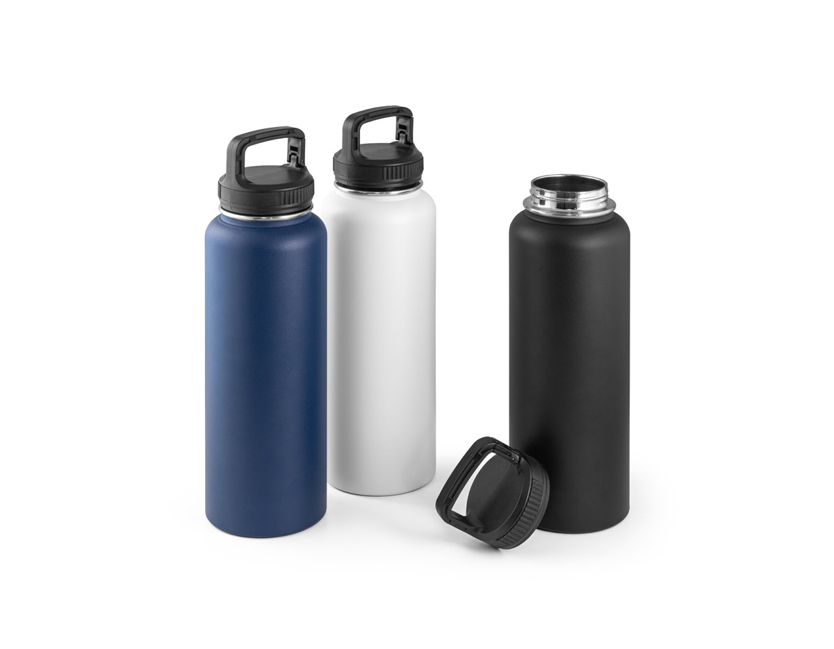 Garrafa esportiva em aço inox (90% reciclado) de parede dupla térmica, isolada a vácuo. Parede com revestimento em pó oferecendo mais durabilidade e resistência. Tampa com pega e um mosquetão que facilitam o transporte. Grande capacidade até 1.2 L. Fornecido em caixa presente de papel kraft. Certificação EU Food Grade. ø90 x 310 mm