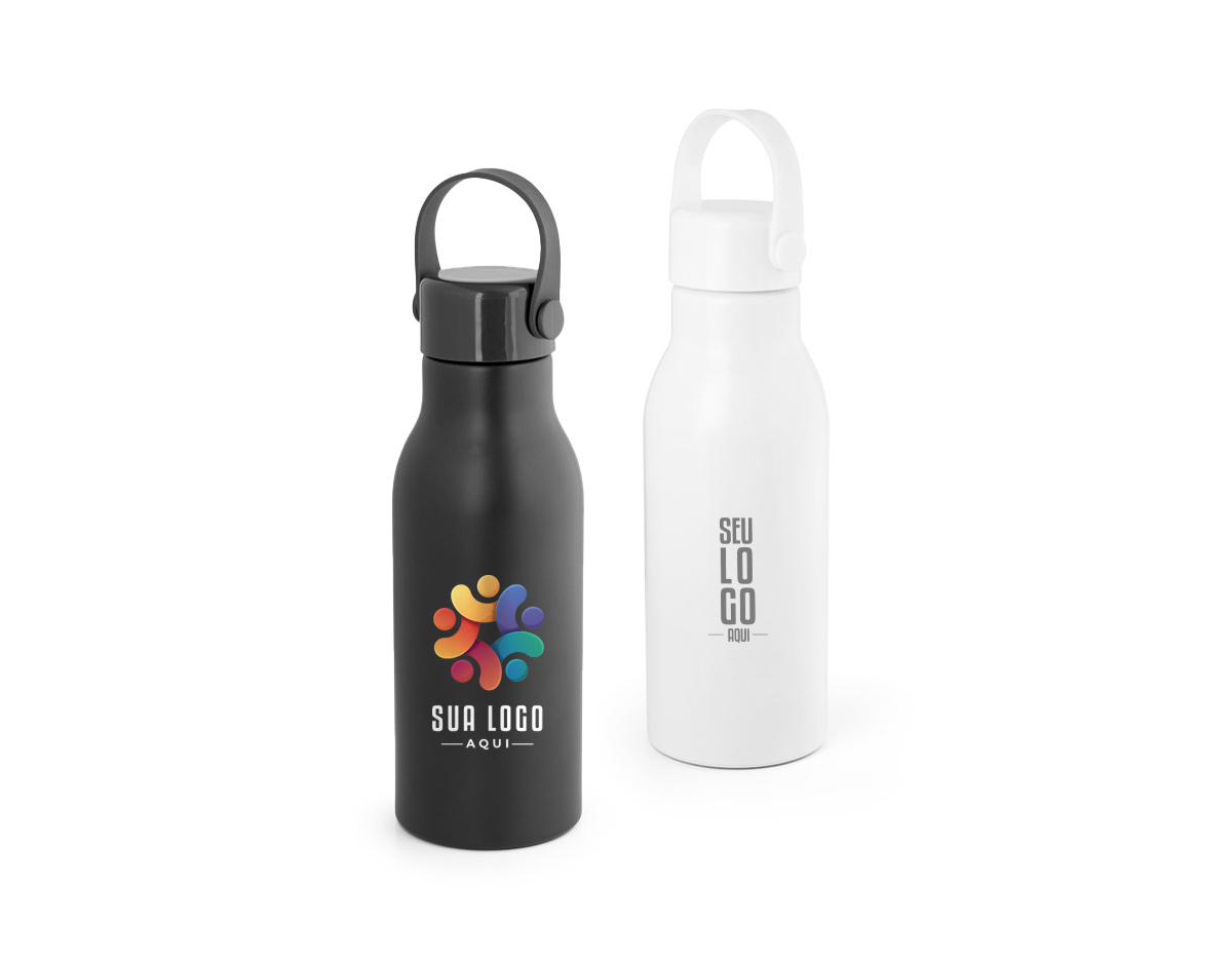 Squeeze em alumínio 100% reciclado com parede simples e acabamento mate. Tampa em PP com pega de silicone para fácil transporte. Capacidade até 700 mL. Fornecido em caixa presente em papel kraft. Certificação EU Food Grade. ø73 x 213 mm