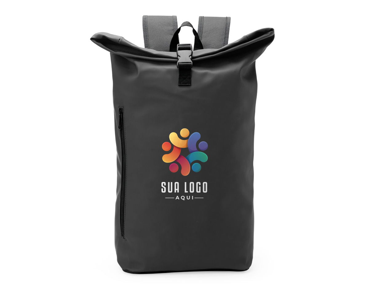 A Mochila de Couro Sintético 26L é a opção perfeita para quem busca uma solução versátil para o dia a dia. Com um design moderno e descontraído, inspirado no formato de saco, ela se adapta facilmente a diversas ocasiões, como viagens, passeios, estudos ou trabalho. Feita em couro sintético resistente à água, proporciona proteção para os itens, mesmo em dias chuvosos. A mochila possui dois compartimentos funcionais: um bolso frontal com zíper para acesso rápido e prático aos itens essenciais, e um compartimento principal espaçoso com fechamento por fivela, garantindo segurança. Seu design flexível a torna uma excelente escolha para quem busca uma mochila para atender diversas necessidades.