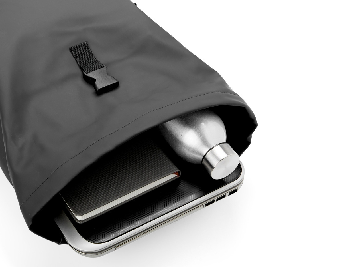 A Mochila de Couro Sintético 26L é a opção perfeita para quem busca uma solução versátil para o dia a dia. Com um design moderno e descontraído, inspirado no formato de saco, ela se adapta facilmente a diversas ocasiões, como viagens, passeios, estudos ou trabalho. Feita em couro sintético resistente à água, proporciona proteção para os itens, mesmo em dias chuvosos. A mochila possui dois compartimentos funcionais: um bolso frontal com zíper para acesso rápido e prático aos itens essenciais, e um compartimento principal espaçoso com fechamento por fivela, garantindo segurança. Seu design flexível a torna uma excelente escolha para quem busca uma mochila para atender diversas necessidades.