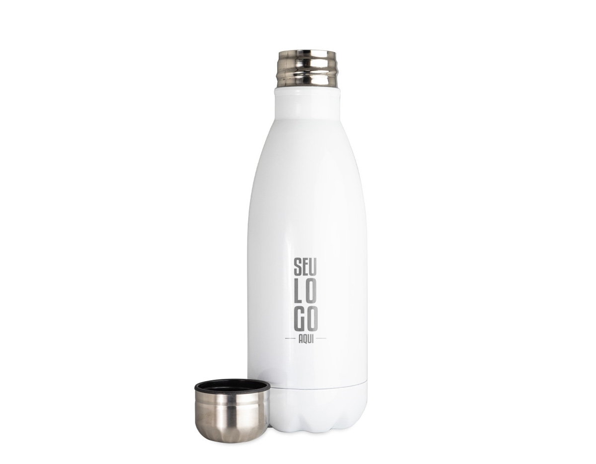 Garrafa de 650ml produzida em inox, com acabamento brilhante e tampa rosqueável para maior segurança no transporte. Modelo não térmico, ideal para uso diário, proporcionando resistência e praticidade.