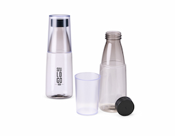Garrafa e copo em um único produto! Com capacidade de 550ml, a garrafa 2 em 1 é fabricada em plástico e possui um copo integrado, ideal para consumir água, chá gelado e outras bebidas com praticidade. Conta com tampa rosqueável que garante segurança e evita vazamentos, enquanto o design compacto facilita o transporte para onde for. Uma escolha funcional e prática para diferentes momentos.