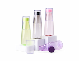 Garrafa e copo em um único produto! Com capacidade de 550ml, a garrafa 2 em 1 é fabricada em plástico e possui um copo integrado, ideal para consumir água, chá gelado e outras bebidas com praticidade. Conta com tampa rosqueável que garante segurança e evita vazamentos, enquanto o design compacto facilita o transporte para onde for. Uma escolha funcional e prática para diferentes momentos.