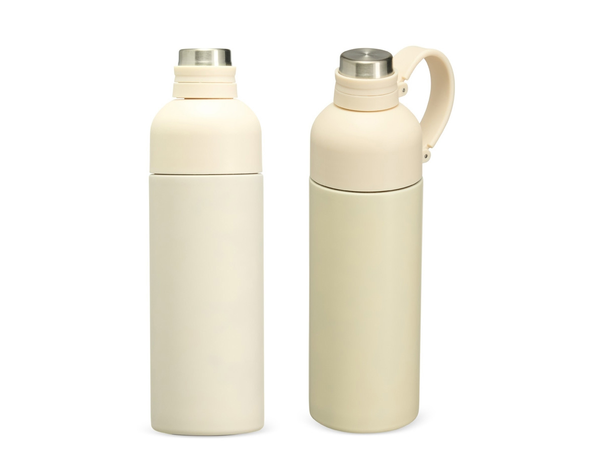 Mantenha a bebida na temperatura ideal, seja ela quentinha ou bem gelada! Com excelente conservação, nossa Garrafa Térmica de 460ml, produzida em aço inoxidável 304 e base antiderrapante para maior estabilidade em superfícies, possui um design super prático com duas aberturas, sendo uma com bocal contendo tampa protetora rosqueável e alça emborrachada integrada para facilitar a locomoção, e outra abertura larga para facilitar o enchimento e a limpeza.  Mais do que prática, essa garrafa garante que a bebida mantenha sua qualidade térmica e sabor por muito mais tempo.