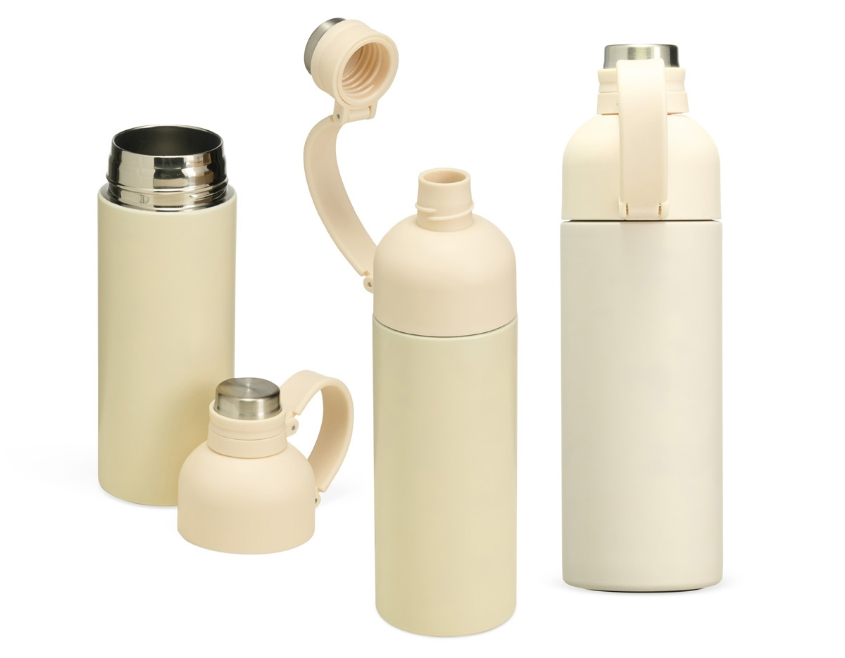 Mantenha a bebida na temperatura ideal, seja ela quentinha ou bem gelada! Com excelente conservação, nossa Garrafa Térmica de 460ml, produzida em aço inoxidável 304 e base antiderrapante para maior estabilidade em superfícies, possui um design super prático com duas aberturas, sendo uma com bocal contendo tampa protetora rosqueável e alça emborrachada integrada para facilitar a locomoção, e outra abertura larga para facilitar o enchimento e a limpeza.  Mais do que prática, essa garrafa garante que a bebida mantenha sua qualidade térmica e sabor por muito mais tempo.