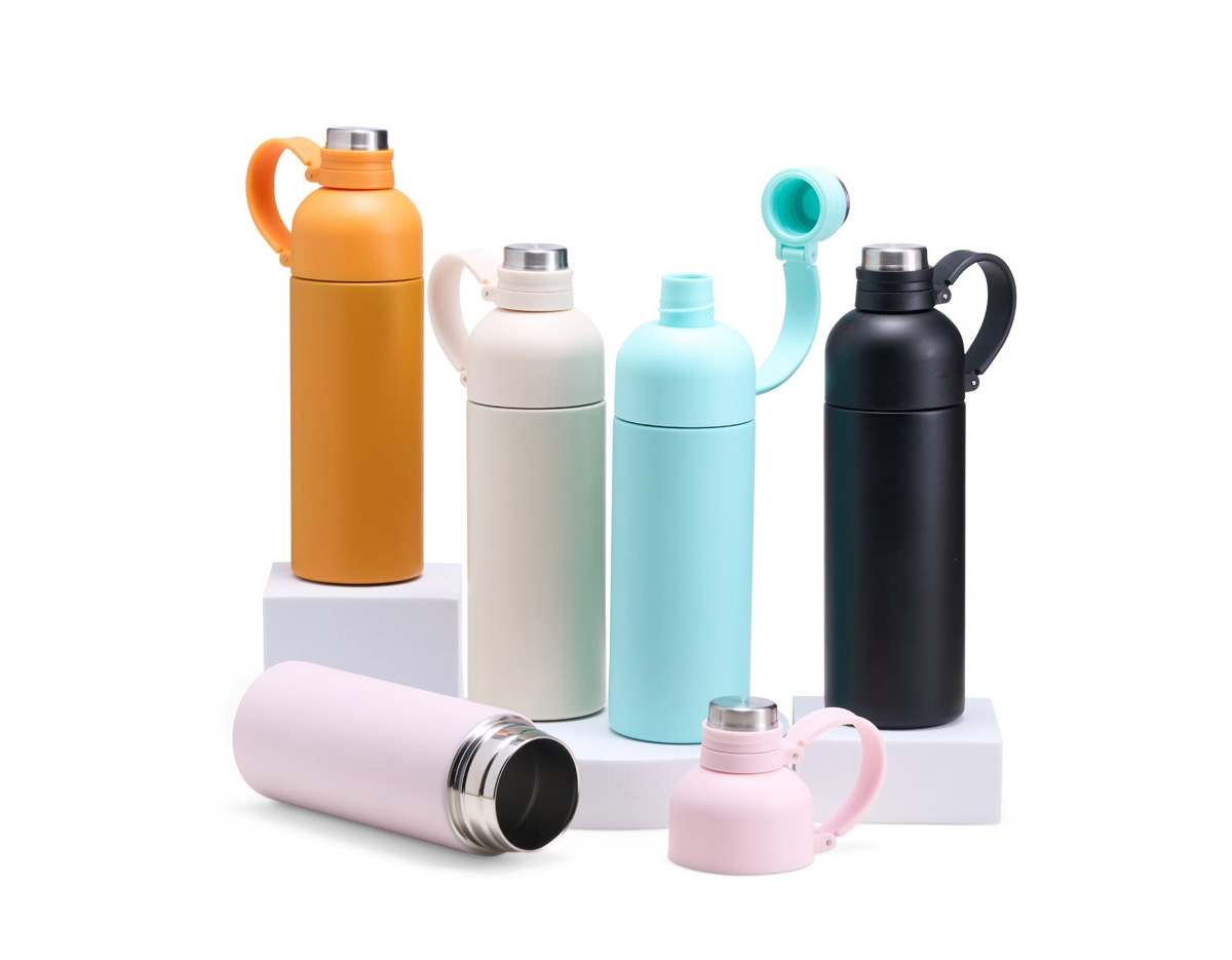 Mantenha a bebida na temperatura ideal, seja ela quentinha ou bem gelada! Com excelente conservação, nossa Garrafa Térmica de 460ml, produzida em aço inoxidável 304 e base antiderrapante para maior estabilidade em superfícies, possui um design super prático com duas aberturas, sendo uma com bocal contendo tampa protetora rosqueável e alça emborrachada integrada para facilitar a locomoção, e outra abertura larga para facilitar o enchimento e a limpeza.  Mais do que prática, essa garrafa garante que a bebida mantenha sua qualidade térmica e sabor por muito mais tempo.