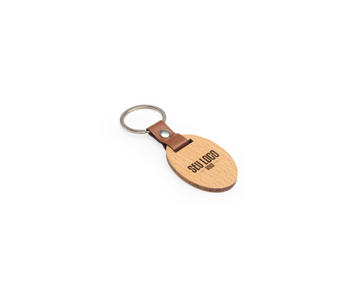 Feito em madeira com um delicado detalhe em couro sintético, este chaveiro é a escolha perfeita para quem busca organizar suas chaves com um toque rústico e de modernidade ao mesmo tempo. Durável e prático, acompanha o cliente em todas as ocasiões.