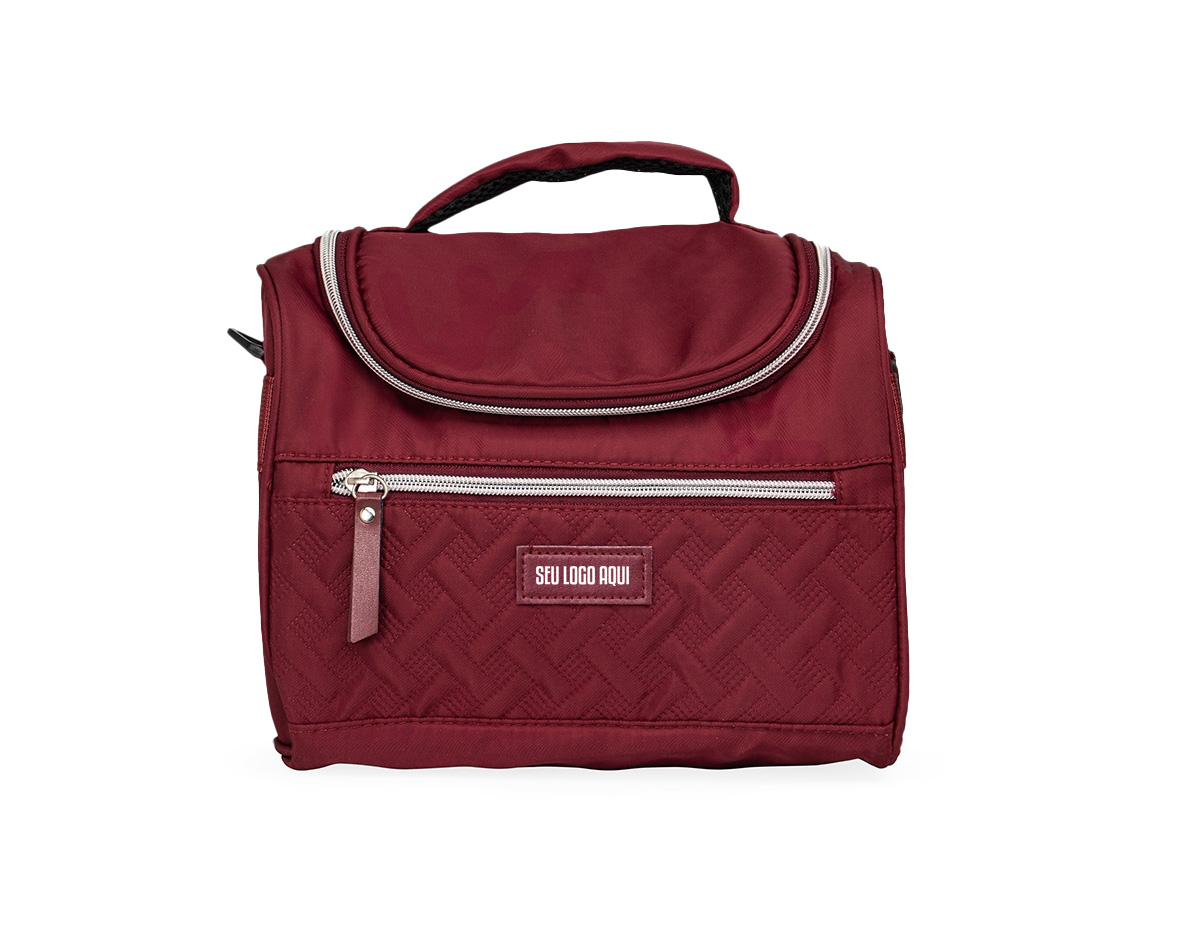 Aliada para manter os alimentos frescos e saudáveis por mais tempo! Mais do que uma Bolsa térmica 8 litros, possui um design moderno que lembra uma bolsa casual, trazendo praticidade e estilo para o dia a dia. Produzida em poliéster com detalhes em couro sintético, ela conta com dois compartimentos com revestimento interno em PEVA atóxico: um frontal, ideal para utensílios, guardanapos ou pequenos itens, e o principal, perfeito para marmitas, lanches, sucos e muito mais! Além disso, possui duas alças, uma de mão e outra de ombro, ajustáveis, garantindo conforto e versatilidade ao carregar. Os detalhes no zíper e a etiqueta em couro sintético dão um toque sofisticado e criam um espaço ideal para destacar a marca dos seus clientes.