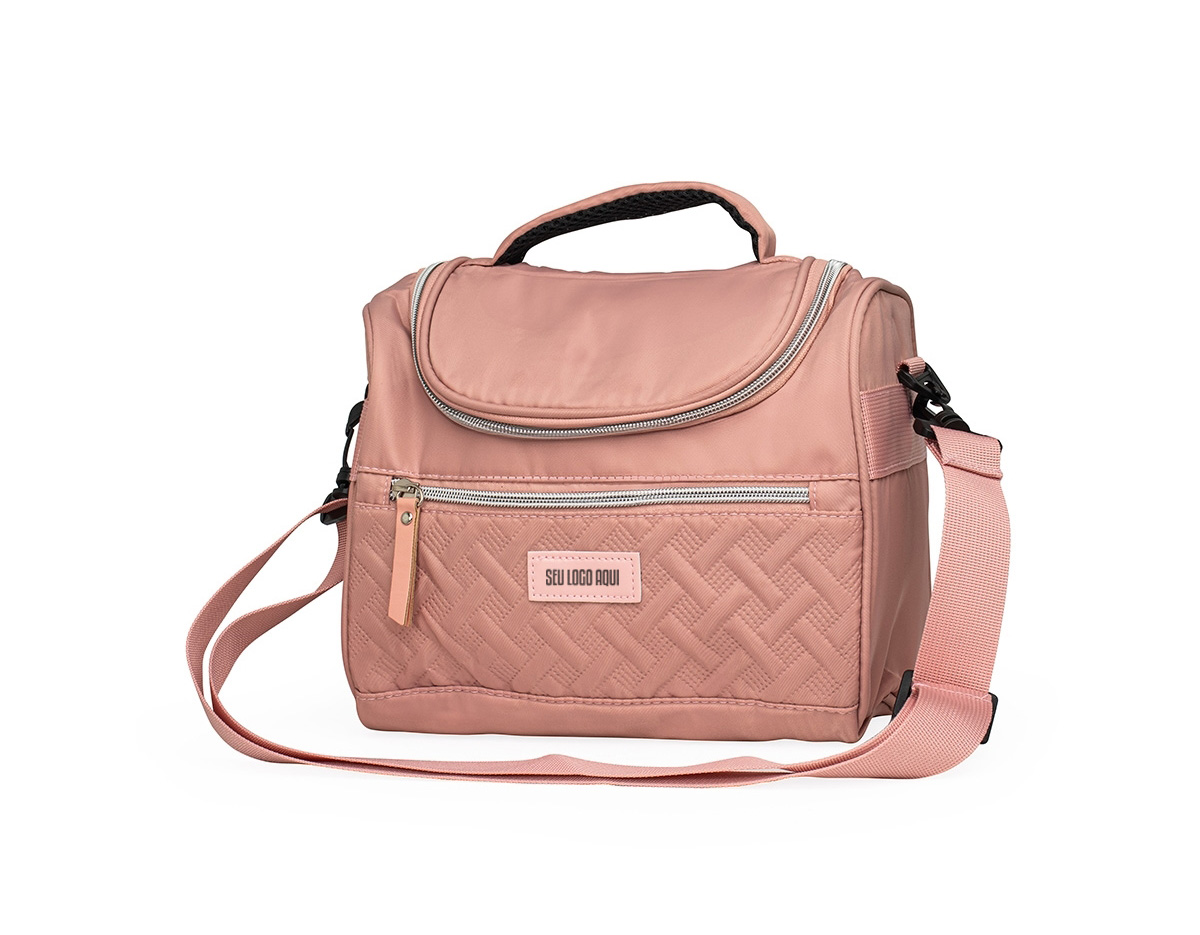 Aliada para manter os alimentos frescos e saudáveis por mais tempo! Mais do que uma Bolsa térmica 8 litros, possui um design moderno que lembra uma bolsa casual, trazendo praticidade e estilo para o dia a dia. Produzida em poliéster com detalhes em couro sintético, ela conta com dois compartimentos com revestimento interno em PEVA atóxico: um frontal, ideal para utensílios, guardanapos ou pequenos itens, e o principal, perfeito para marmitas, lanches, sucos e muito mais! Além disso, possui duas alças, uma de mão e outra de ombro, ajustáveis, garantindo conforto e versatilidade ao carregar. Os detalhes no zíper e a etiqueta em couro sintético dão um toque sofisticado e criam um espaço ideal para destacar a marca dos seus clientes.
