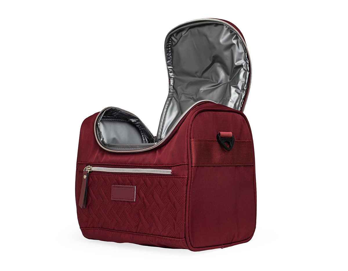 Aliada para manter os alimentos frescos e saudáveis por mais tempo! Mais do que uma Bolsa térmica 8 litros, possui um design moderno que lembra uma bolsa casual, trazendo praticidade e estilo para o dia a dia. Produzida em poliéster com detalhes em couro sintético, ela conta com dois compartimentos com revestimento interno em PEVA atóxico: um frontal, ideal para utensílios, guardanapos ou pequenos itens, e o principal, perfeito para marmitas, lanches, sucos e muito mais! Além disso, possui duas alças, uma de mão e outra de ombro, ajustáveis, garantindo conforto e versatilidade ao carregar. Os detalhes no zíper e a etiqueta em couro sintético dão um toque sofisticado e criam um espaço ideal para destacar a marca dos seus clientes.