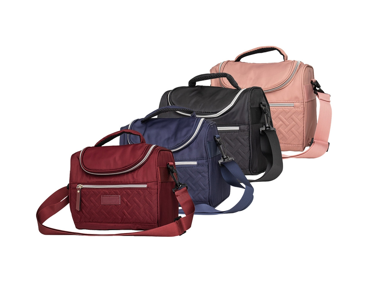 Aliada para manter os alimentos frescos e saudáveis por mais tempo! Mais do que uma Bolsa térmica 8 litros, possui um design moderno que lembra uma bolsa casual, trazendo praticidade e estilo para o dia a dia. Produzida em poliéster com detalhes em couro sintético, ela conta com dois compartimentos com revestimento interno em PEVA atóxico: um frontal, ideal para utensílios, guardanapos ou pequenos itens, e o principal, perfeito para marmitas, lanches, sucos e muito mais! Além disso, possui duas alças, uma de mão e outra de ombro, ajustáveis, garantindo conforto e versatilidade ao carregar. Os detalhes no zíper e a etiqueta em couro sintético dão um toque sofisticado e criam um espaço ideal para destacar a marca dos seus clientes.