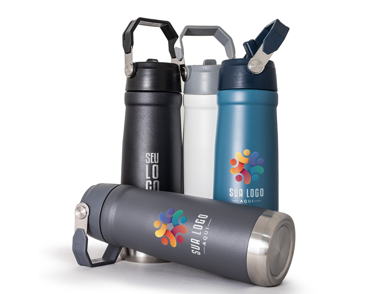 Beba com qualidade e na temperatura perfeita. Com design pensado para o dia a dia, esta garrafa térmica de 630ml oferece uma ótima experiência para quem busca manter a bebida sempre na temperatura ideal. Fabricada em inox SUS 304 com parede dupla, conserva líquidos quentes ou gelados por mais tempo, preservando o sabor e a qualidade. O bico flexível integrado à tampa plástica rosqueável e com alça facilita o consumo a qualquer momento, enquanto o canudo interno permite beber de forma confortável. Perfeita para acompanhar treinos, momentos ao ar livre ou a rotina diária, deixando água, vitaminas e outras bebidas sempre prontas para consumo.