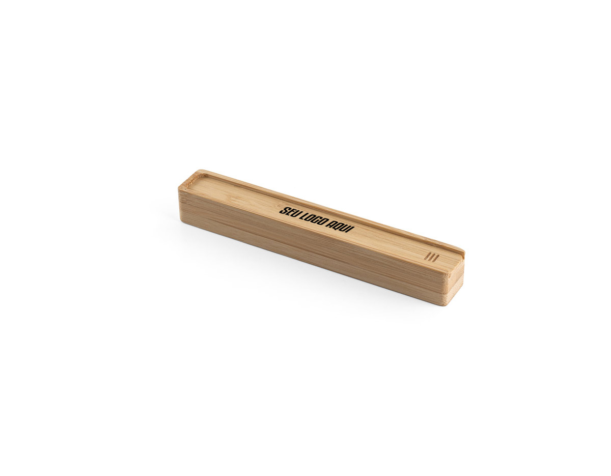 Estojo em bambu natural para uma esferográfica. O estojo tem uma tampa de correr também em bambu. Fornecido em sleeve em papel kraft reciclado. A cor e o resultado da impressão nos materiais naturais pode variar entre produtos. 24 x 152 x 23 mm
