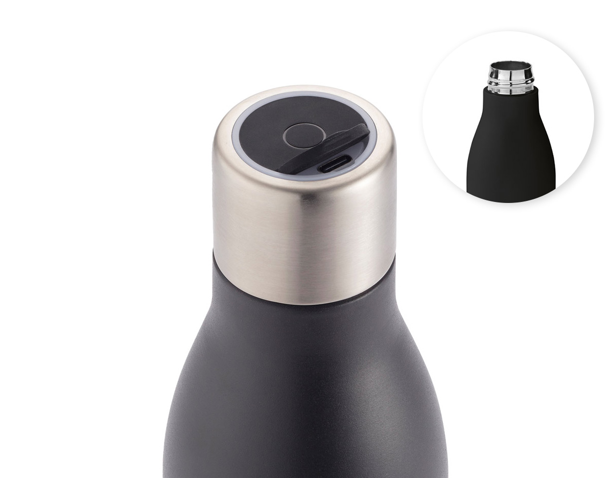Garrafa em aço inox (90% reciclado) de parede dupla térmica, isolada a vácuo. Garrafa com sistema de auto-sanitização UV que inativa vírus e bactérias que estejam na sua garrafa, tornando a sua bebida mais segura. Capacidade até 500 mL. Preserva as bebidas quentes por 5h e frias por 15h, aproximadamente. Caixa branca 94657 vendida opcionalmente. Certificação EU Food Grade. ø72 x 243 mm | Caixa: 78 x 270 x 78 mm
