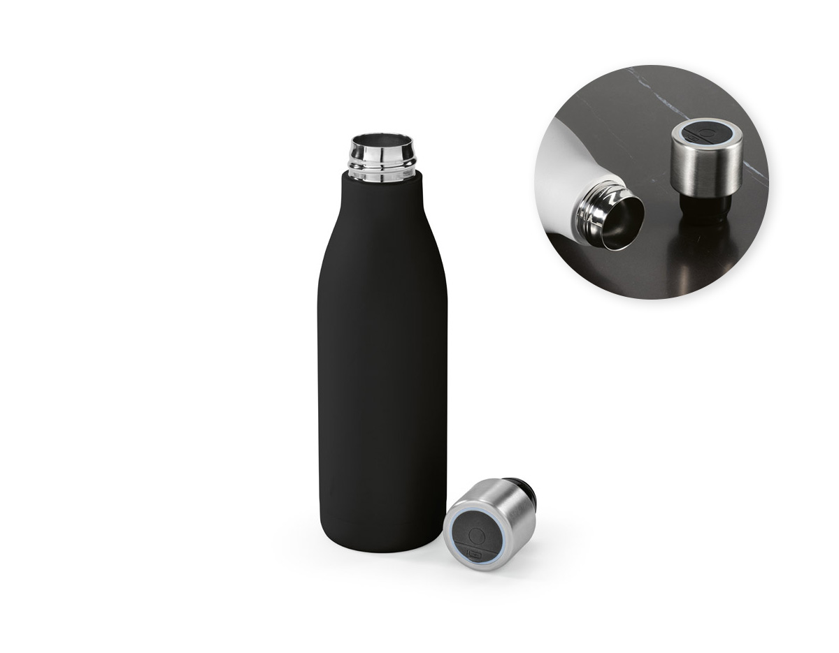 Garrafa em aço inox (90% reciclado) de parede dupla térmica, isolada a vácuo. Garrafa com sistema de auto-sanitização UV que inativa vírus e bactérias que estejam na sua garrafa, tornando a sua bebida mais segura. Capacidade até 500 mL. Preserva as bebidas quentes por 5h e frias por 15h, aproximadamente. Caixa branca 94657 vendida opcionalmente. Certificação EU Food Grade. ø72 x 243 mm | Caixa: 78 x 270 x 78 mm