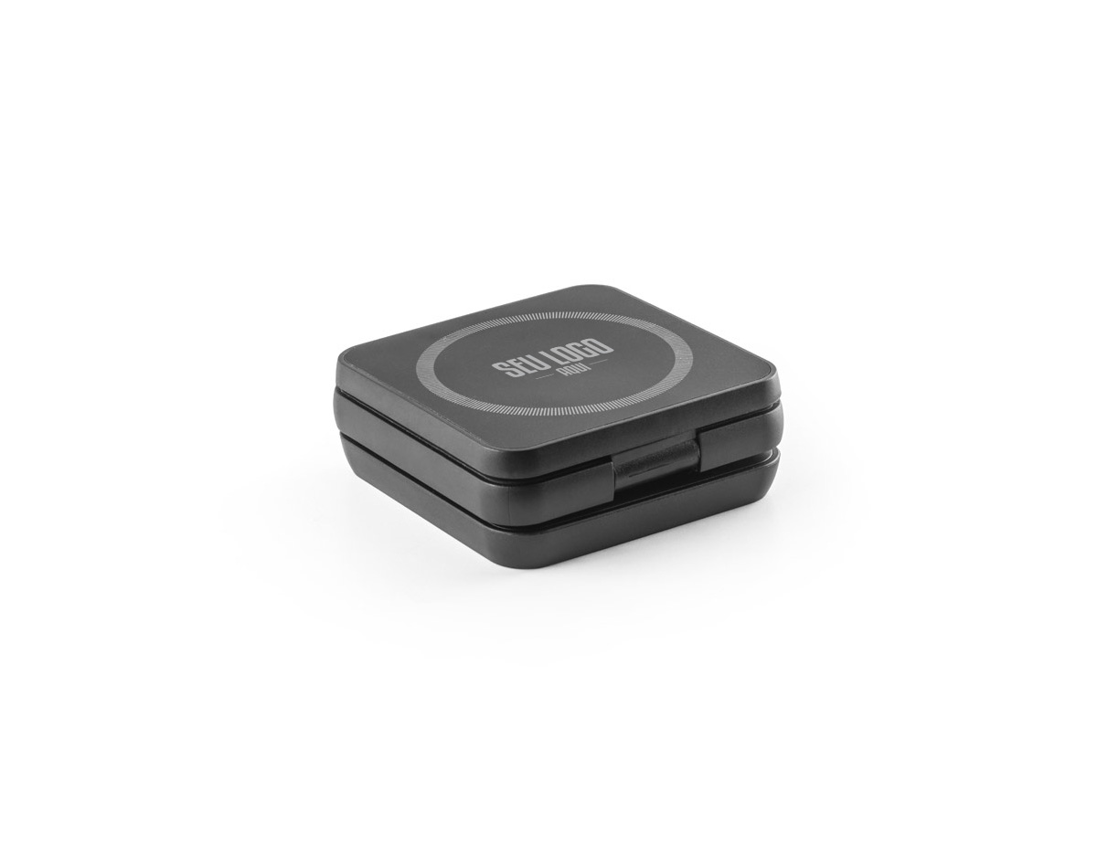 Carregador magnético wireless super rápido dobrável em ABS 100% reciclado, permite carregar três dispositivos simultaneamente: celular 15W, fones de ouvido 5W e smartwatch 2,5W, com tecnologia de carregamento sem fios. Incluso um grip magnético extra para ser colocado nos smartphones que não tenham e um cabo de carregamento rápido USB-C. Ideal para usar no escritório e levar em viagem. O produto também pode ser utilizado como suporte. Fornecida em caixa presente de papel kraft. Dobrado: 70 x 70 x 25 mm | Caixa: 110 x 90 x 36 mm