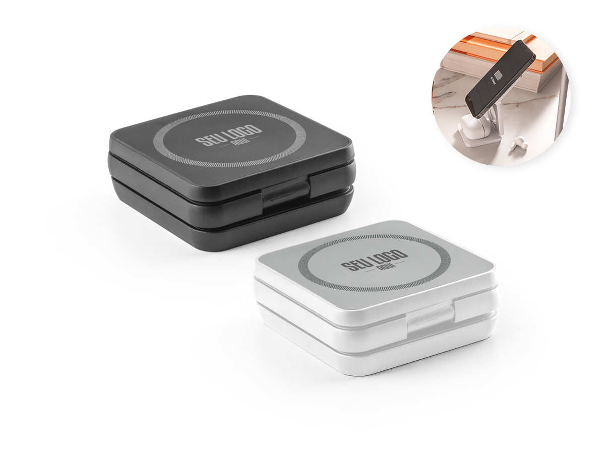 Carregador magnético wireless super rápido dobrável em ABS 100% reciclado, permite carregar três dispositivos simultaneamente: celular 15W, fones de ouvido 5W e smartwatch 2,5W, com tecnologia de carregamento sem fios. Incluso um grip magnético extra para ser colocado nos smartphones que não tenham e um cabo de carregamento rápido USB-C. Ideal para usar no escritório e levar em viagem. O produto também pode ser utilizado como suporte. Fornecida em caixa presente de papel kraft. Dobrado: 70 x 70 x 25 mm | Caixa: 110 x 90 x 36 mm