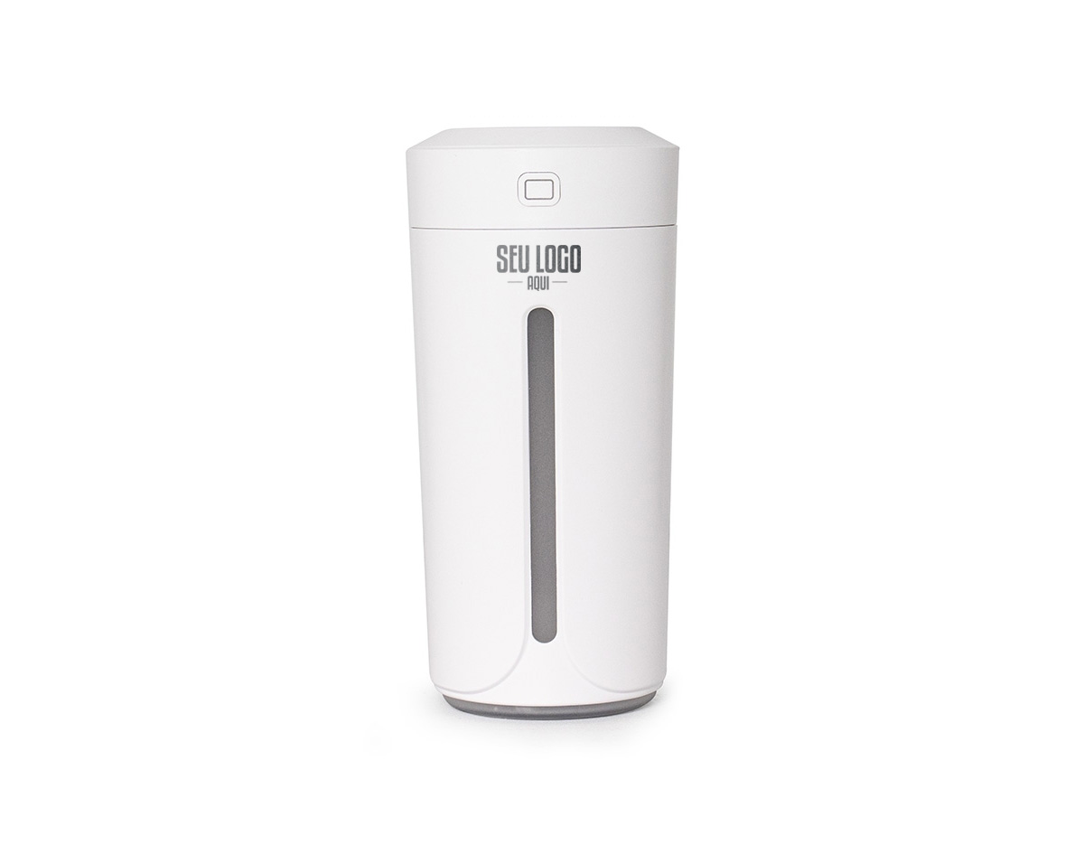 O umidificador de ar com LED é feito de plástico resistente e conta com luzes coloridas que mudam de cor. Ele purifica o ar, reduzindo eletricidade estática e poluentes, enquanto sua névoa fina melhora a qualidade do ambiente. Com capacidade de 230ml, possui base antiderrapante e alimentação via cabo USB, compatível com computadores, carregadores e powerbanks. Acompanha cabo USB-V8.
