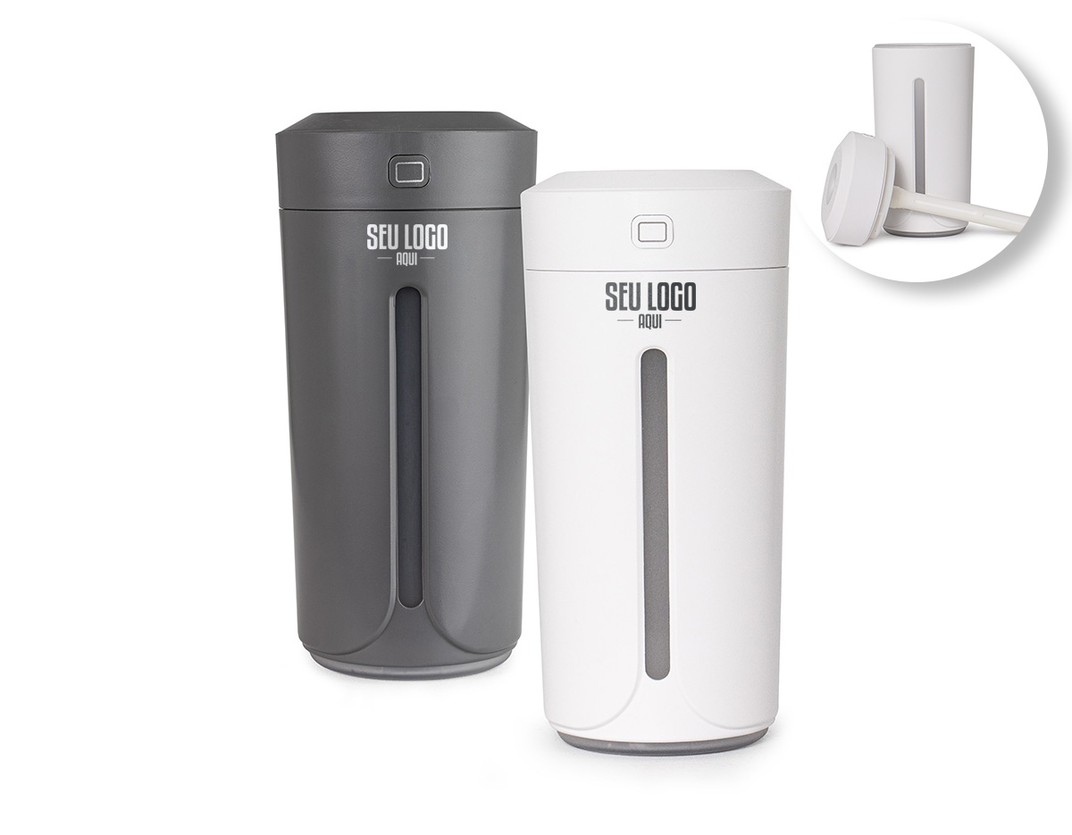 O umidificador de ar com LED é feito de plástico resistente e conta com luzes coloridas que mudam de cor. Ele purifica o ar, reduzindo eletricidade estática e poluentes, enquanto sua névoa fina melhora a qualidade do ambiente. Com capacidade de 230ml, possui base antiderrapante e alimentação via cabo USB, compatível com computadores, carregadores e powerbanks. Acompanha cabo USB-V8.