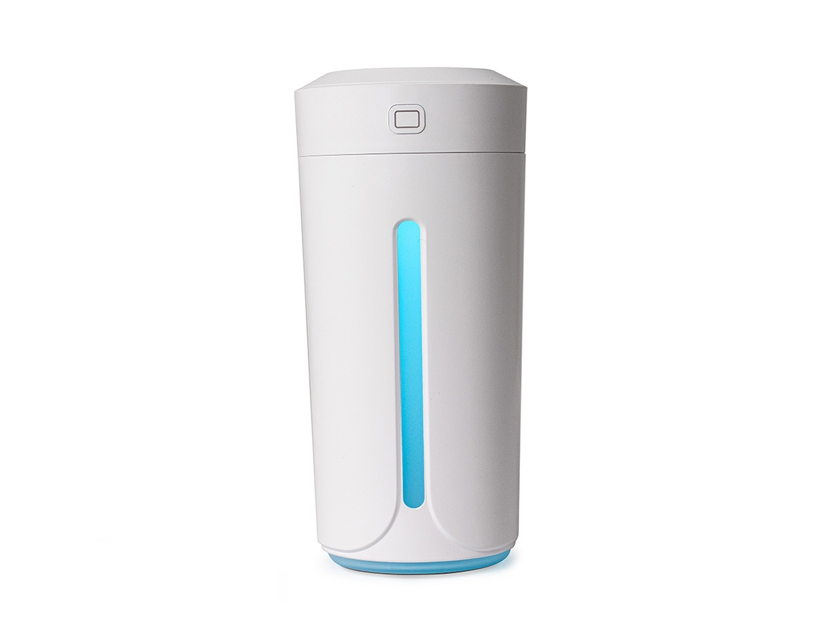 O umidificador de ar com LED é feito de plástico resistente e conta com luzes coloridas que mudam de cor. Ele purifica o ar, reduzindo eletricidade estática e poluentes, enquanto sua névoa fina melhora a qualidade do ambiente. Com capacidade de 230ml, possui base antiderrapante e alimentação via cabo USB, compatível com computadores, carregadores e powerbanks. Acompanha cabo USB-V8.