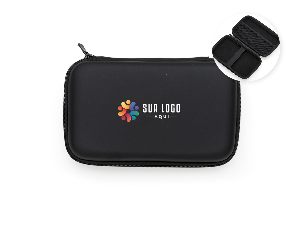 Estojo em couro sintético com zíper, ideal para organizar itens. Possui rede interna e elástico de nylon, oferecendo praticidade e segurança. Usado para montar kits tecnológicos, é uma opção versátil e resistente.
