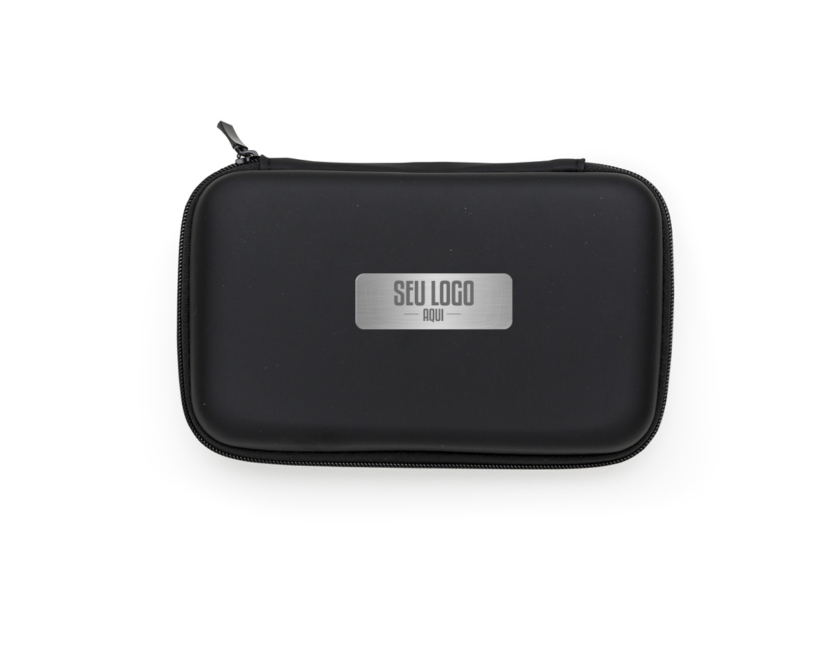 Estojo em couro sintético com zíper, ideal para organizar itens. Possui rede interna e elástico de nylon, oferecendo praticidade e segurança. Usado para montar kits tecnológicos, é uma opção versátil e resistente.
