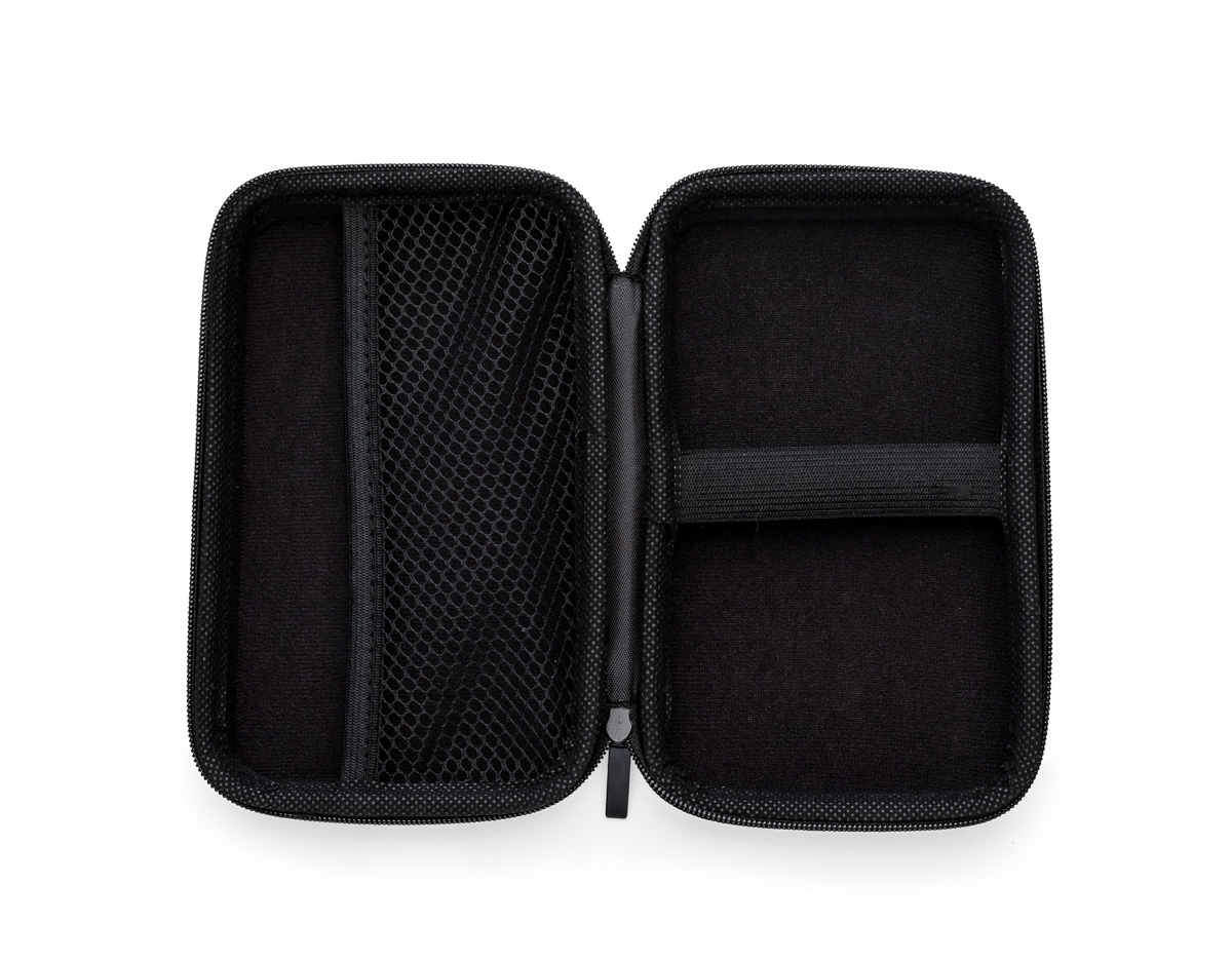 Estojo em couro sintético com zíper, ideal para organizar itens. Possui rede interna e elástico de nylon, oferecendo praticidade e segurança. Usado para montar kits tecnológicos, é uma opção versátil e resistente.