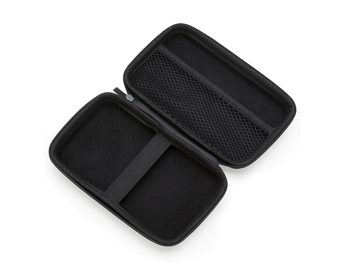 Estojo em couro sintético com zíper, ideal para organizar itens. Possui rede interna e elástico de nylon, oferecendo praticidade e segurança. Usado para montar kits tecnológicos, é uma opção versátil e resistente.