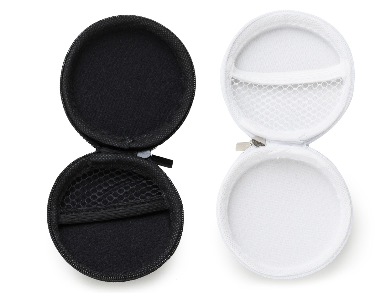Estojo redondo em material emborrachado alta resistência a quedas,parte interna com redinha, ótimo acessório para colocar fone de ouvido, carregadores, cabos e etc..., costurado com acabamento em zíper.