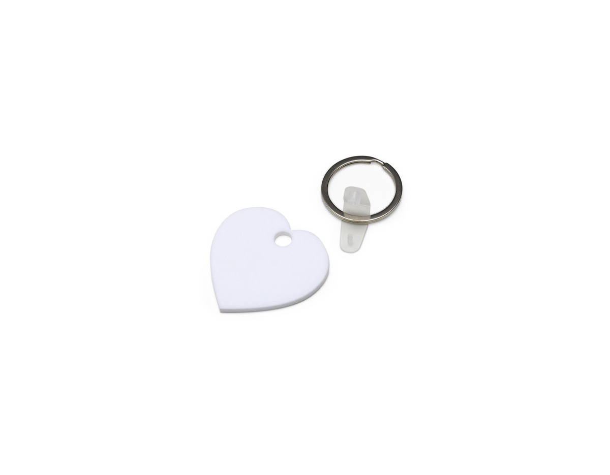 Chaveiro de acrílico em formato de coração, frente verso e liso. Possui prendedor de plástico que conecta a argola metálica.