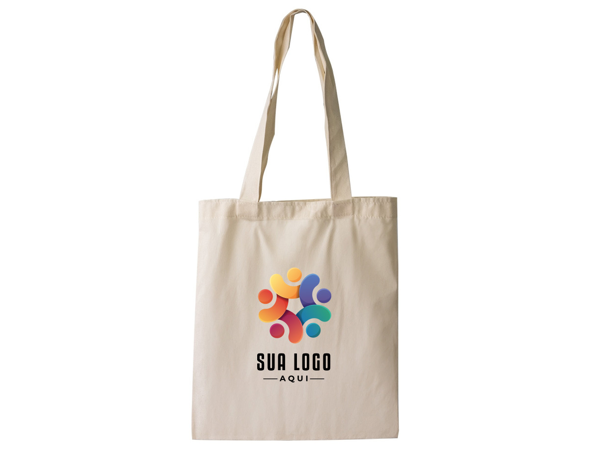 Sacola ecológica de algodão com alças de costura invertida, resistente e ideal para o dia a dia. Perfeita para compras, passeios e eventos, oferece durabilidade e estilo sustentável. Seu design reforçado garante maior resistência ao peso, proporcionando praticidade e conforto no transporte. Reutilizável e personalizada, é uma excelente opção de brinde ecológico, incentivando um consumo mais consciente.